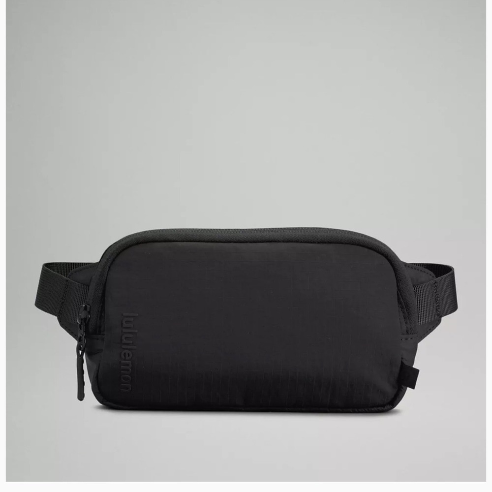Lululemon 🍋 NWT Mini Belt Bag Black